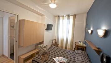 خزنة داخل الغرفة ومكتب وتجهيزات عازلة للصوت وواي فاي مجانًا