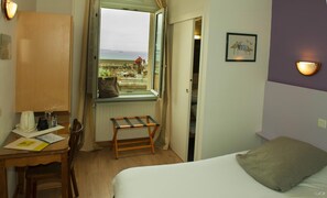 Een kluis op de kamer, een bureau, geluiddichte muren, gratis wifi