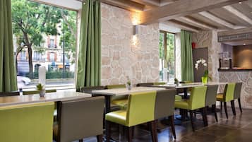 Café da manhã com buffet todos os dias (EUR 12 por pessoa)