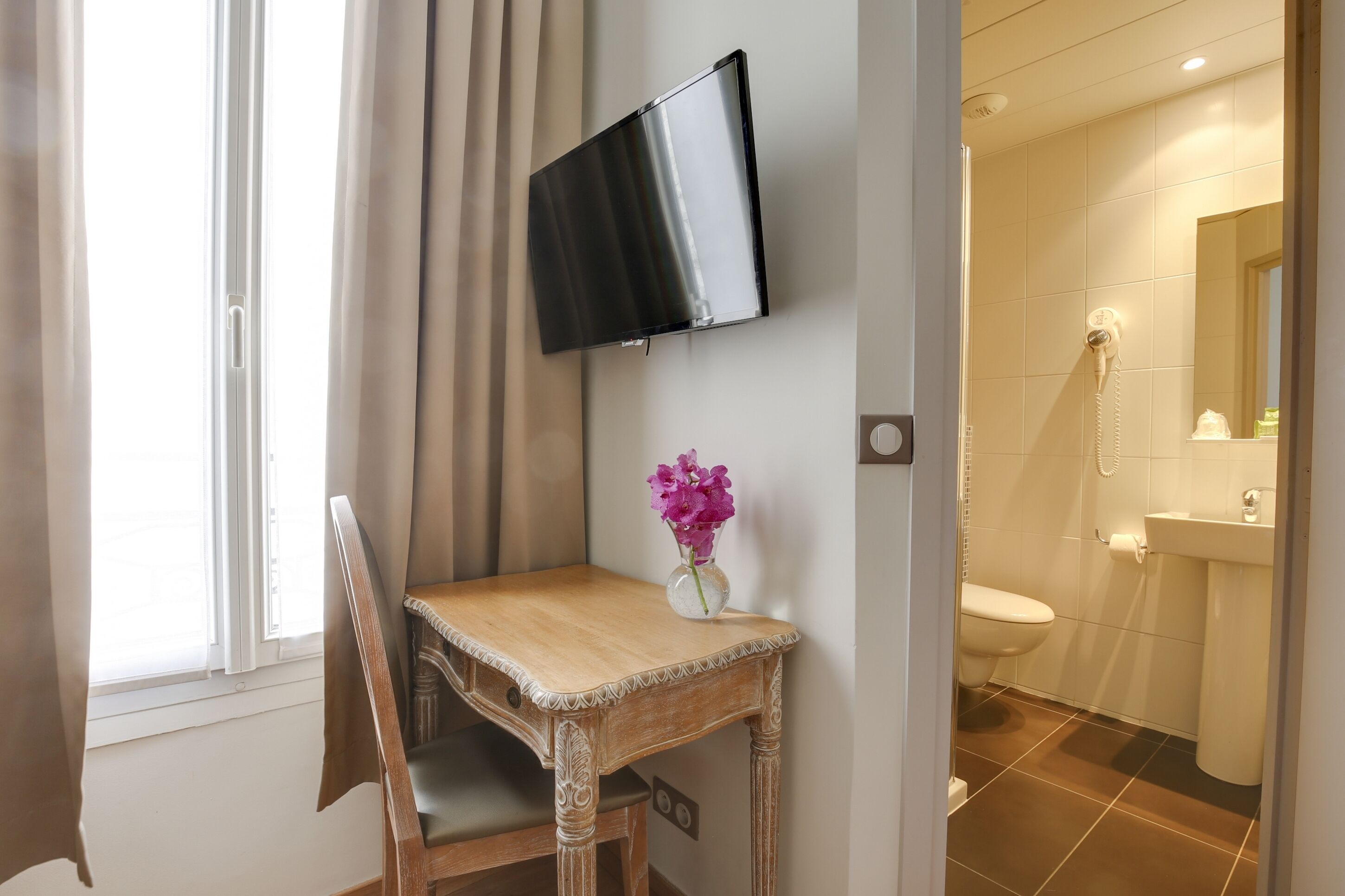 single room | premium bedding, in-room safe, desk, soundproofing