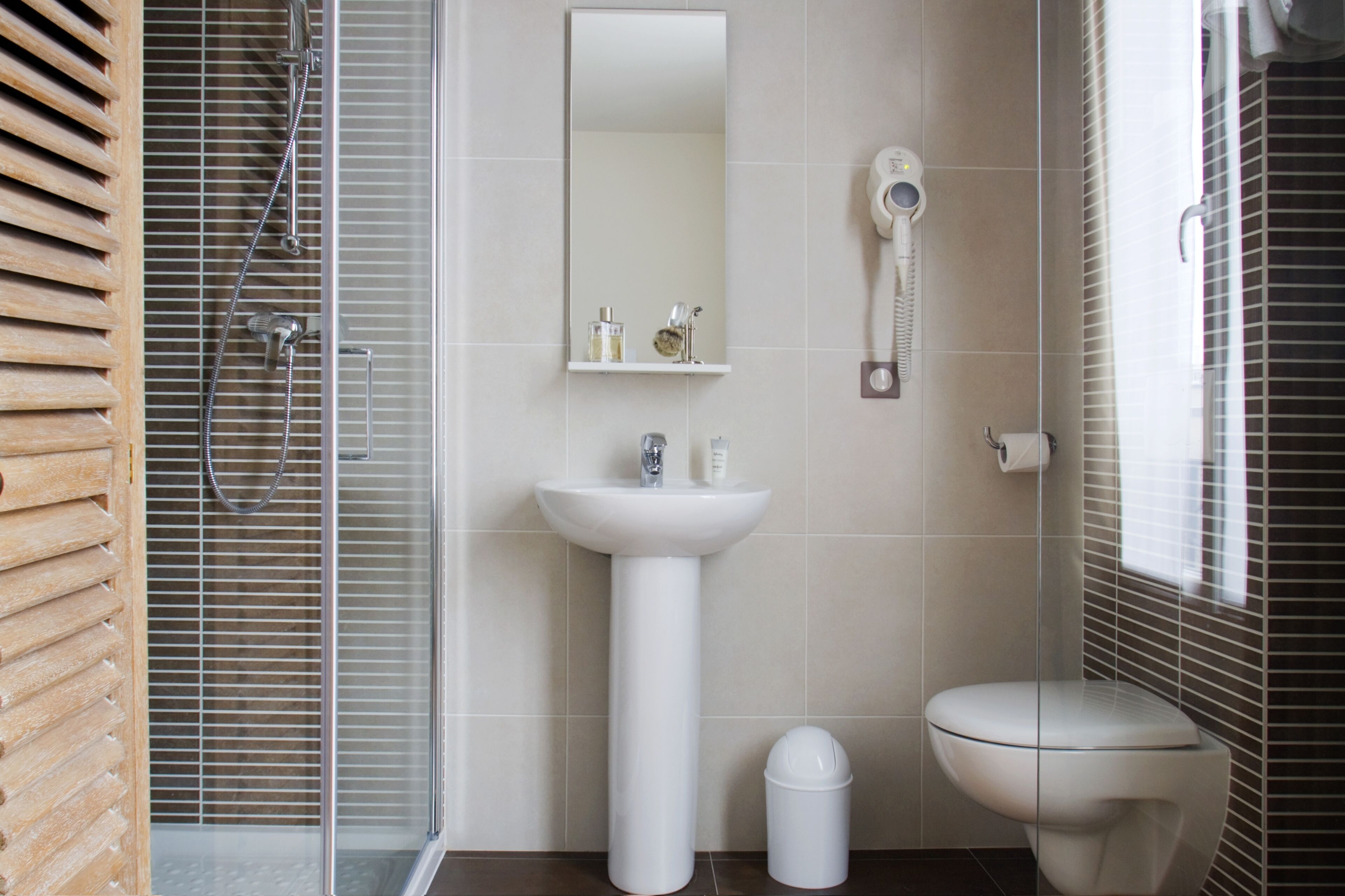single room | bathroom | shower, eco-friendly toiletries, hair dryer, towels
