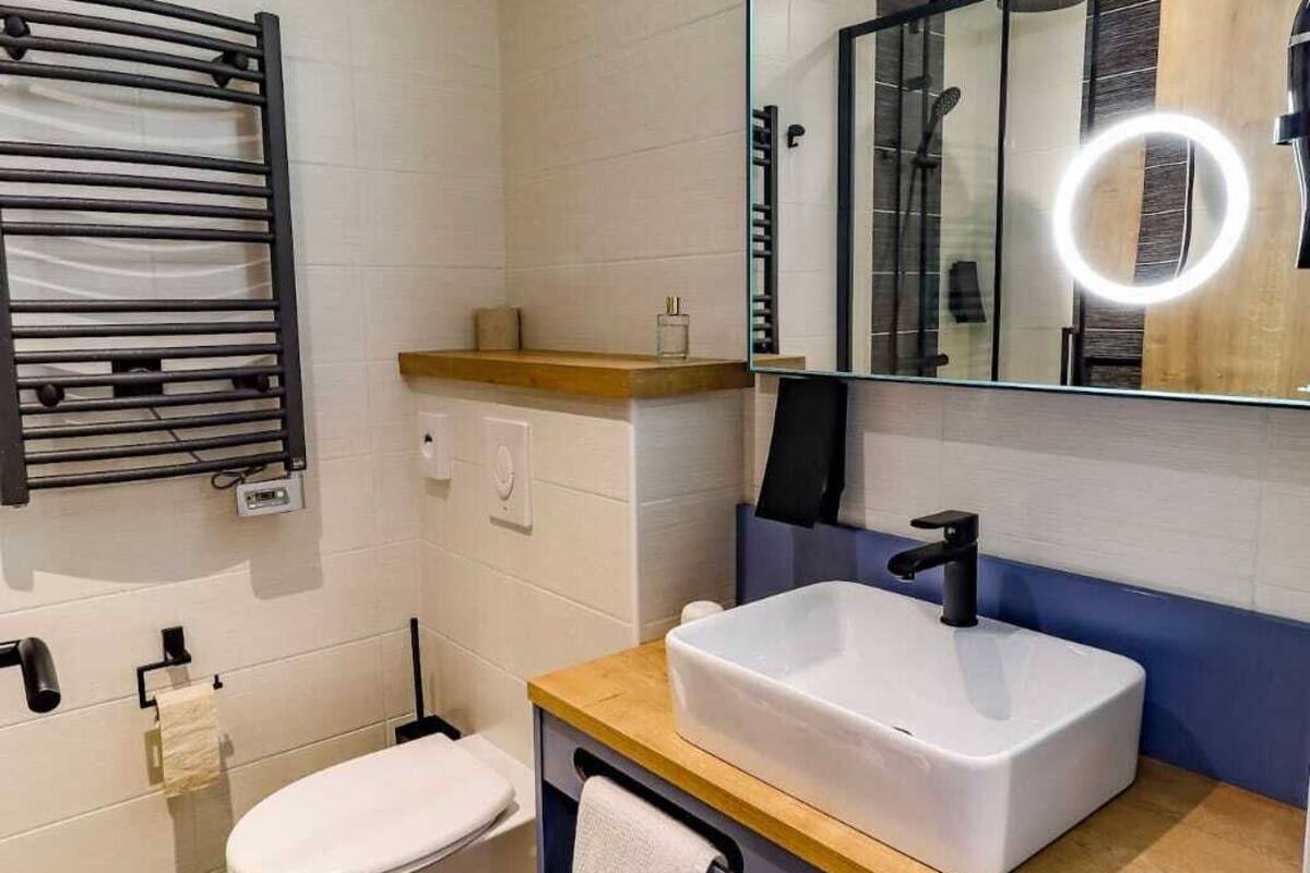 chambre privilège | bathroom | shower, rainfall showerhead, free toiletries, hair dryer