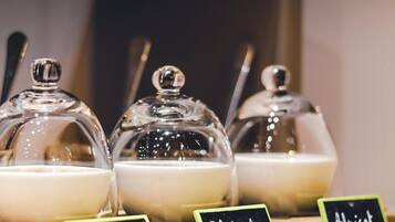 Trois récipients en verre, dotés de couvercles et d’étiquettes indiquant respectivement « orange », « rhubarbe » et « abricot ».