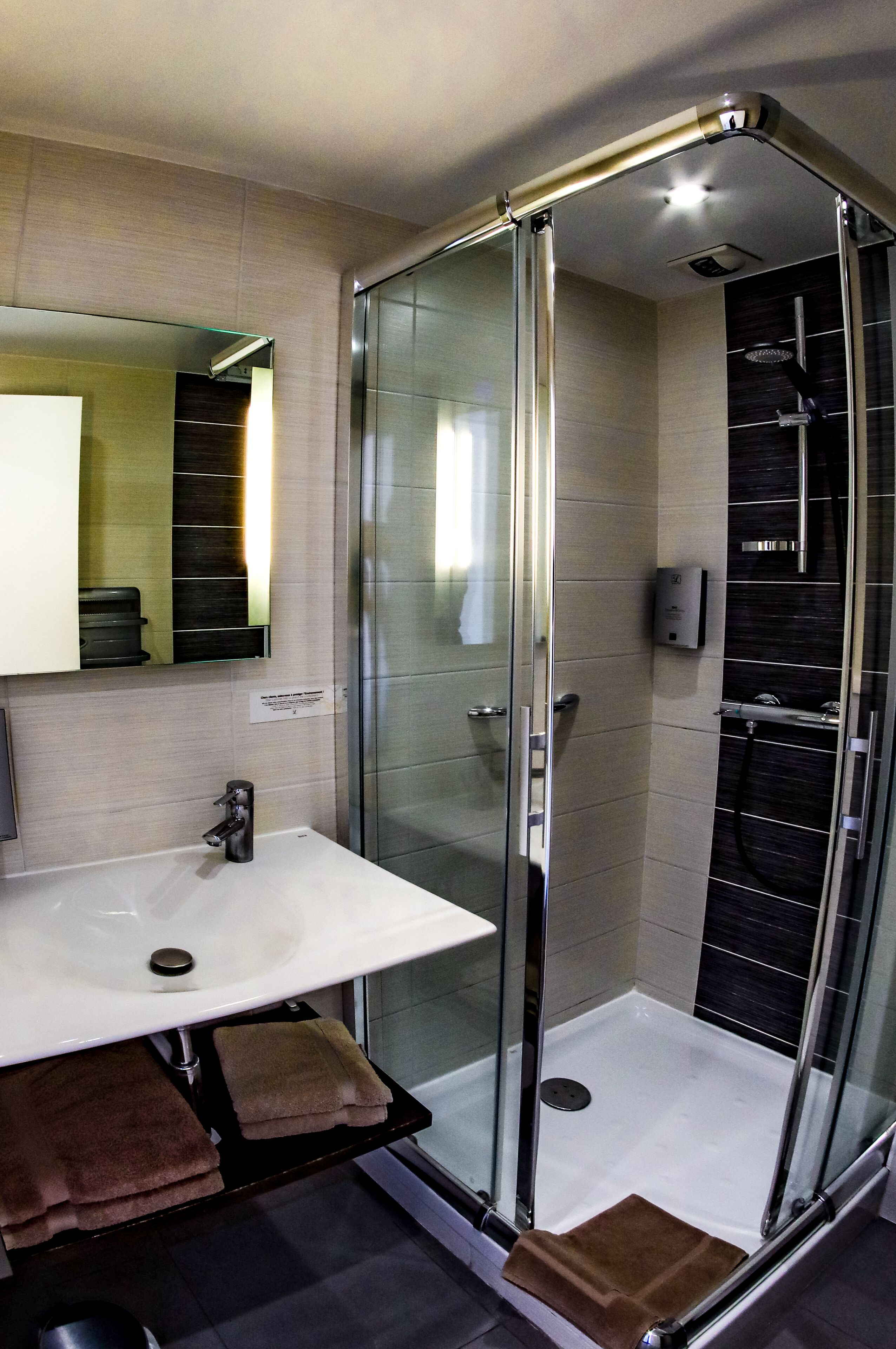 premium double room | bathroom | shower, rainfall showerhead, free toiletries, hair dryer