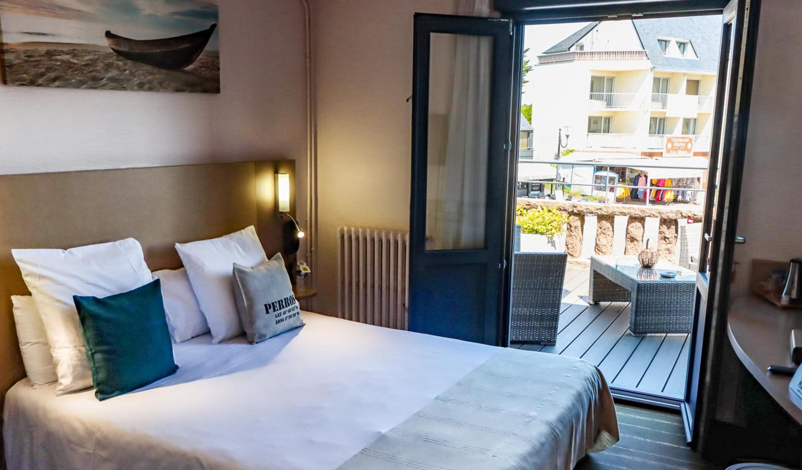 1 bedroom, premium bedding, desk, soundproofing