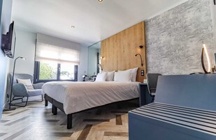 Ropa de cama de alta calidad, escritorio y sistema de insonorización 