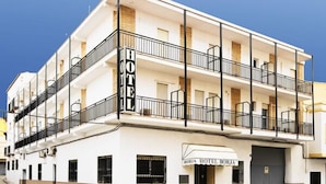 Ein mehrstöckiges Hotel mit Balkonen, einer Beschilderung mit dem Schriftzug „HOTEL“ und einem kleineren Schild für „BORJA HOTEL BORJA“.