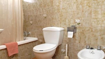 Vasca, set di cortesia gratuito, bidet, asciugamani