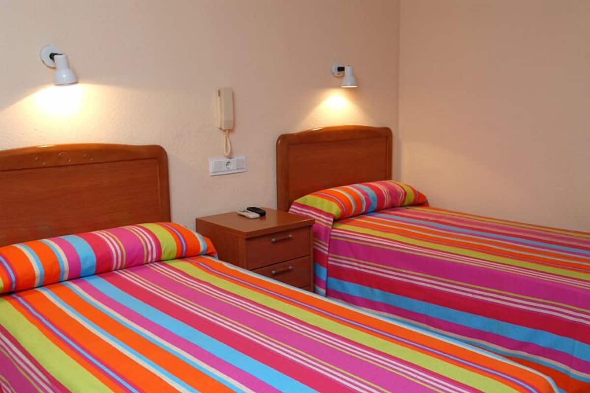 Basic Double Room, Private Bathroom | Desk, free WiFi