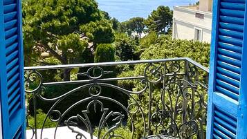 1 bedroom, premium bedding, blackout drapes, free WiFi