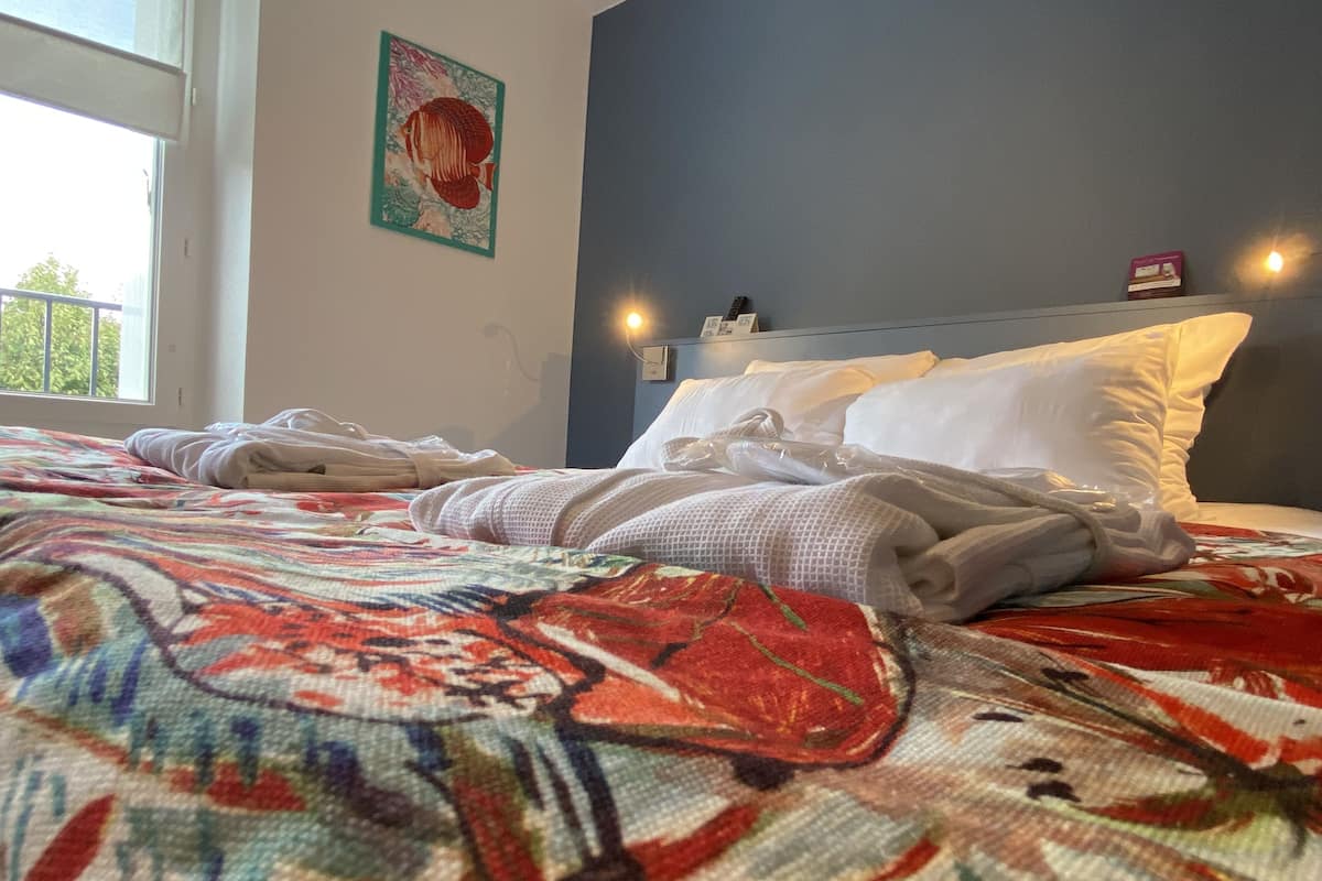 Junior suite | Individueel gedecoreerd, individueel gemeubileerd, een bureau