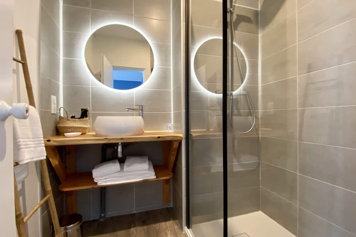 comfort room | bathroom | shower, free toiletries, hair dryer, towels
