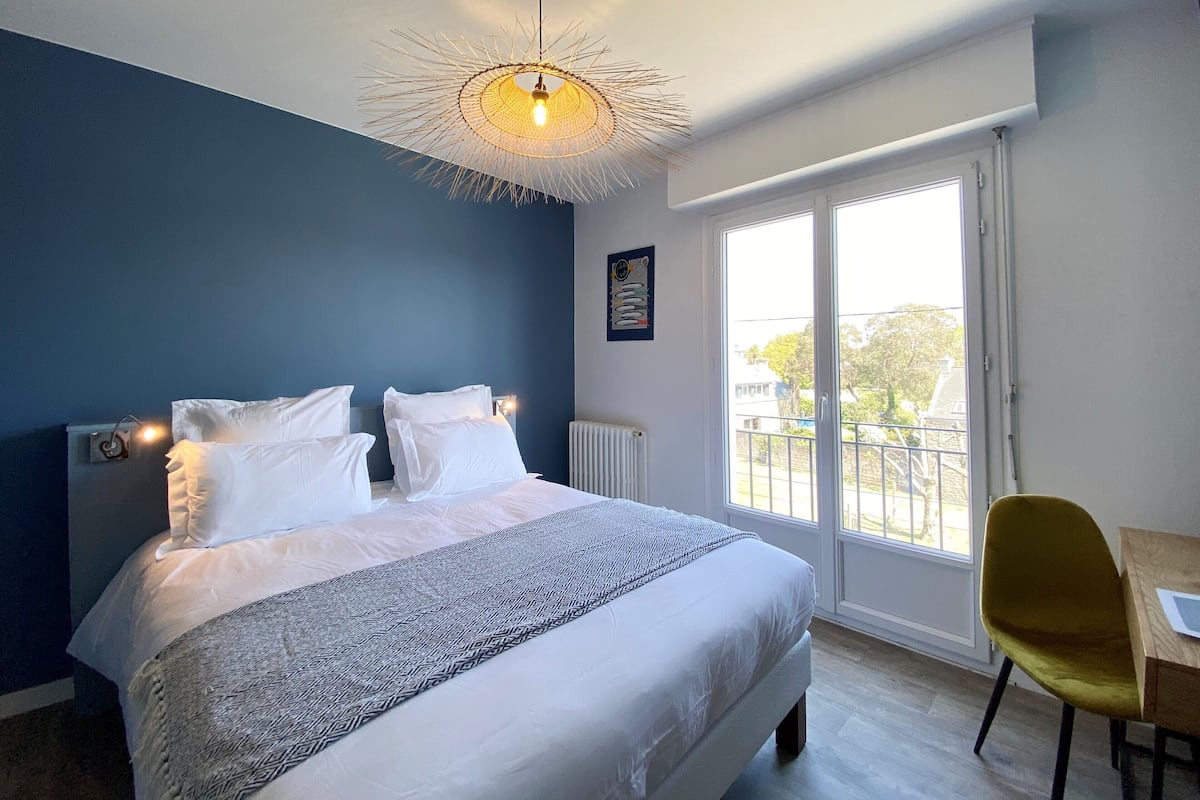 Comfort kamer | Individueel gedecoreerd, individueel gemeubileerd, een bureau