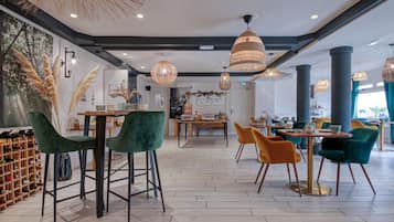 Petit déjeuner buffet (16 EUR par personne)