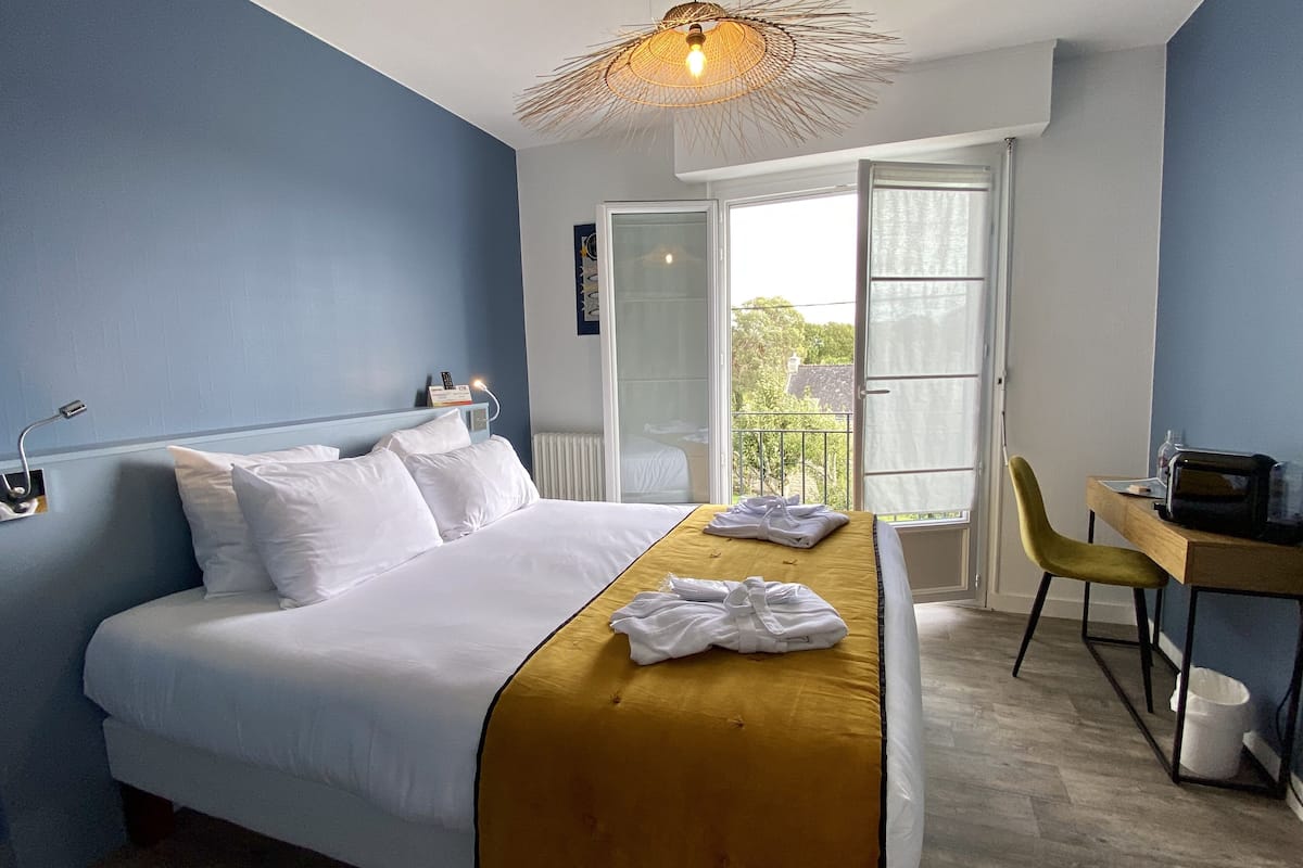 comfort room | 1 bedroom, individually decorated, individually furnished, desk