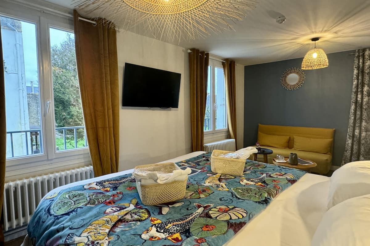 Superior kamer | Individueel gedecoreerd, individueel gemeubileerd, een bureau