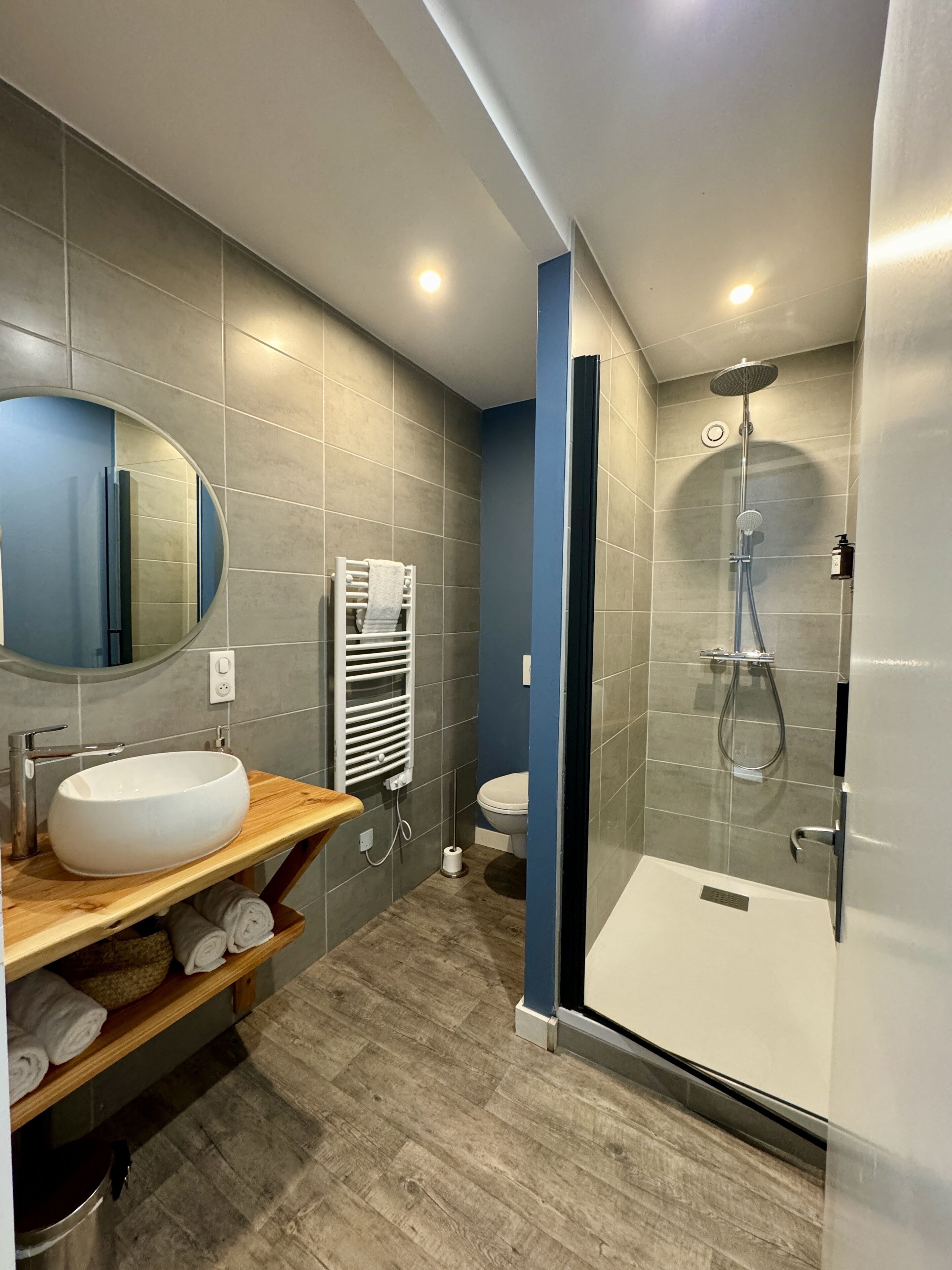 junior suite | bathroom | shower, free toiletries, hair dryer, towels