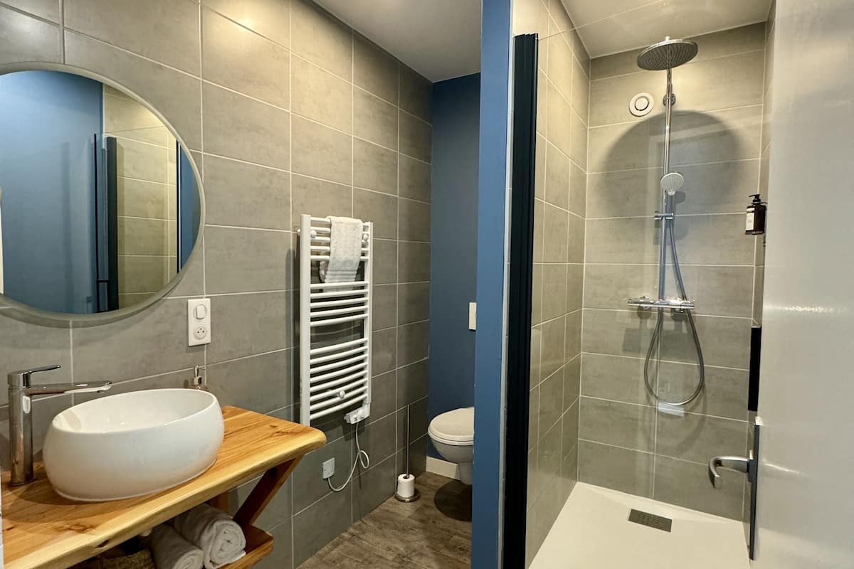 junior suite | bathroom | shower, free toiletries, hair dryer, towels