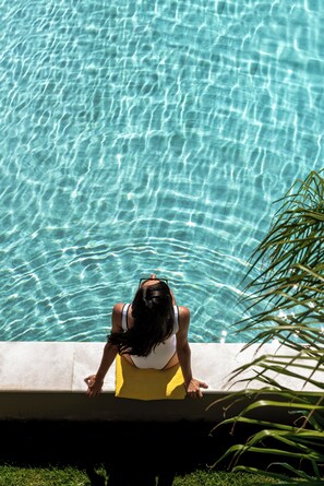 Piscina a l'aire lliure de temporada, para-sols i gandules 