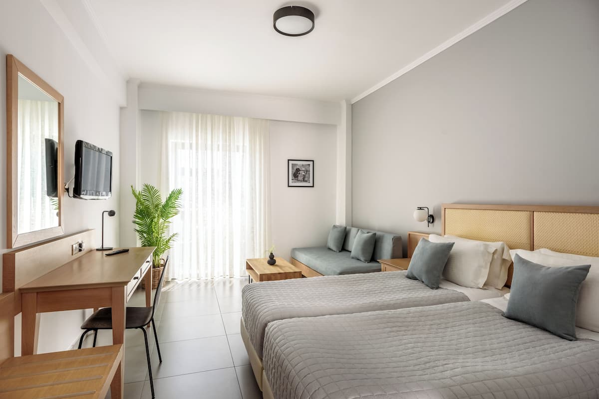 Superior Triple Room with Mountain/Street View | 미니바, 객실 내 금고, 책상, 방음 설비