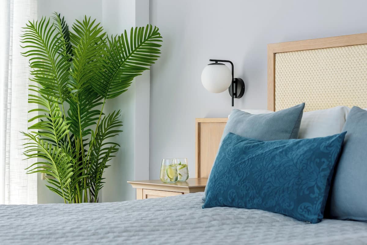 Minibaari, tallelokero huoneessa, työpöytä, äänieristys