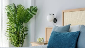 Minibar, pengeskab på værelset, skrivebord, lydisolering