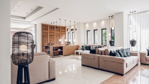 Una sala de estar moderna con un sofá, una mesa de centro y un mueble de madera.