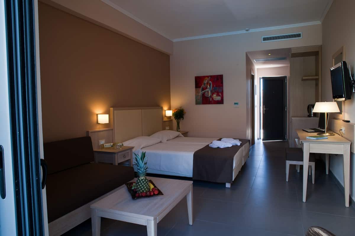 Superior Triple Room with Mountain/Street View | Een minibar, een kluis op de kamer, een bureau, geluiddichte muren