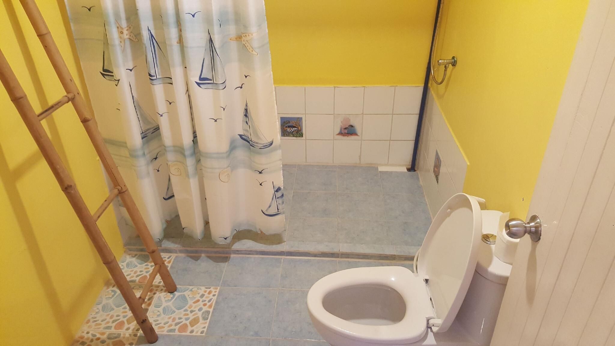 superior room, partial sea view (on sea) | bathroom | shower, free toiletries, hair dryer, towels