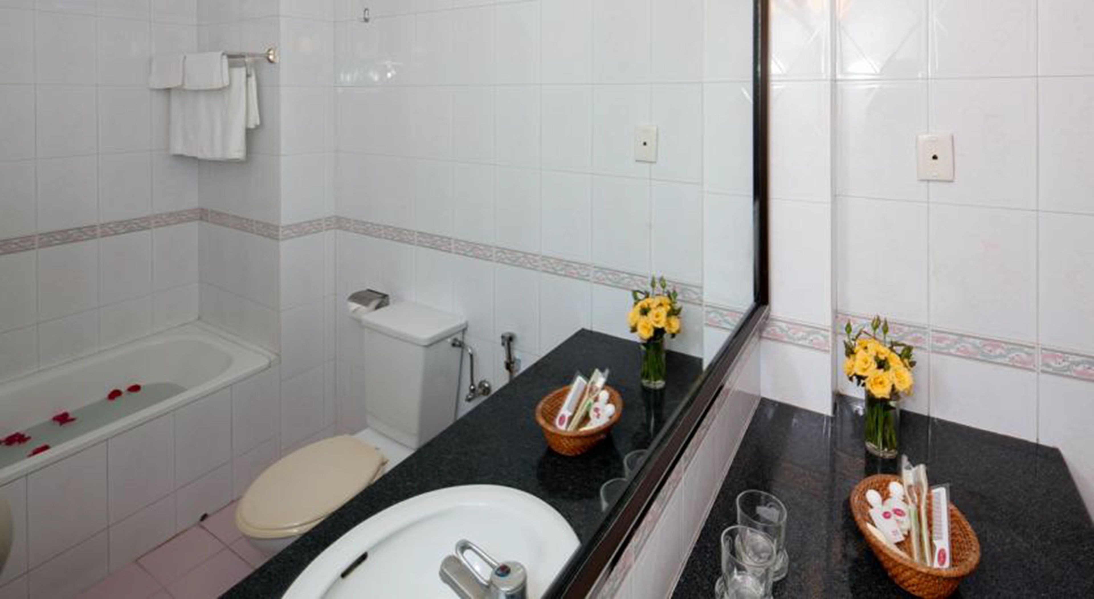 combined shower/bathtub, hair dryer, bathrobes, slippers