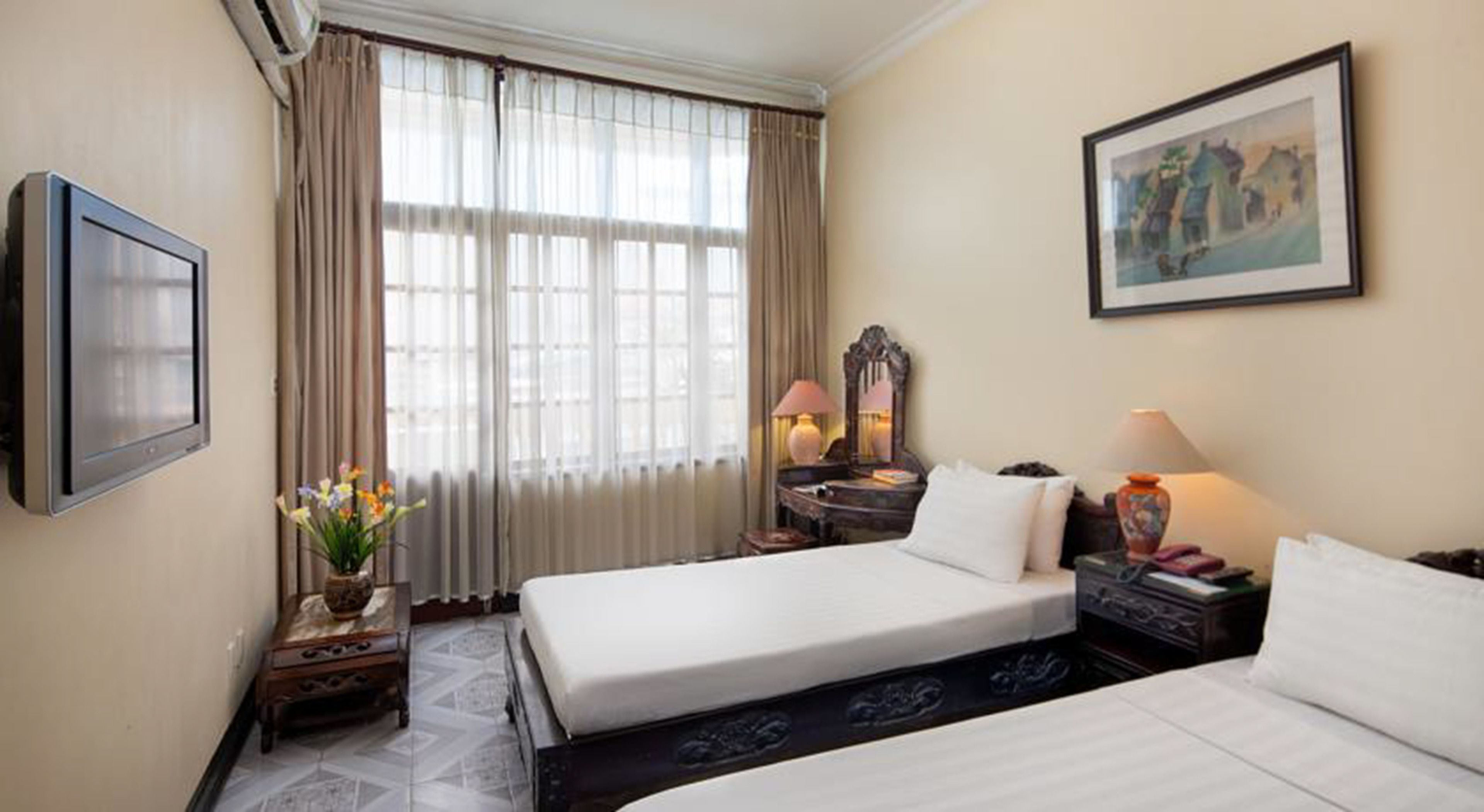 minibar, in-room safe, desk, laptop workspace