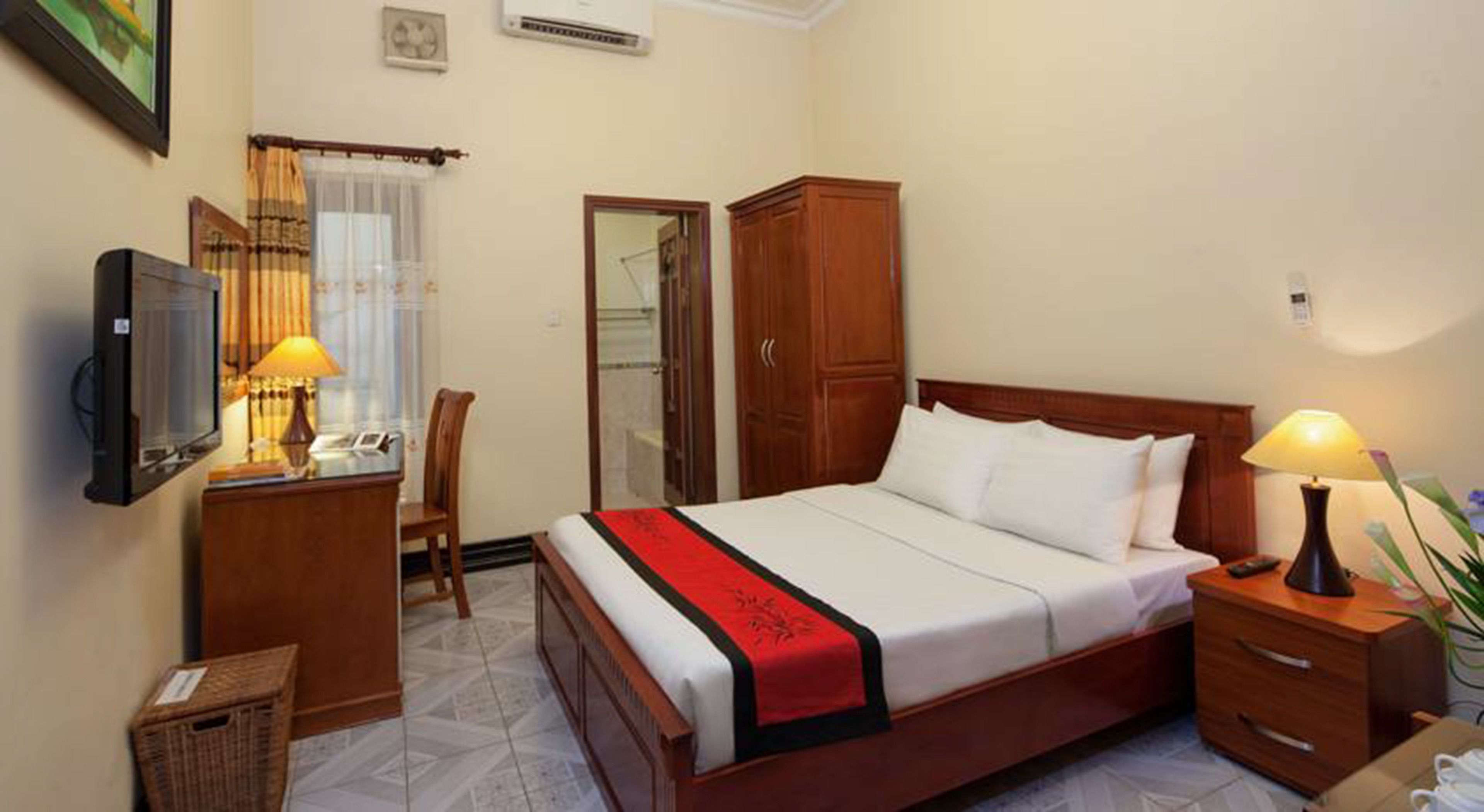 standard room, 1 double or 2 single beds | minibar, in-room safe, desk, laptop workspace