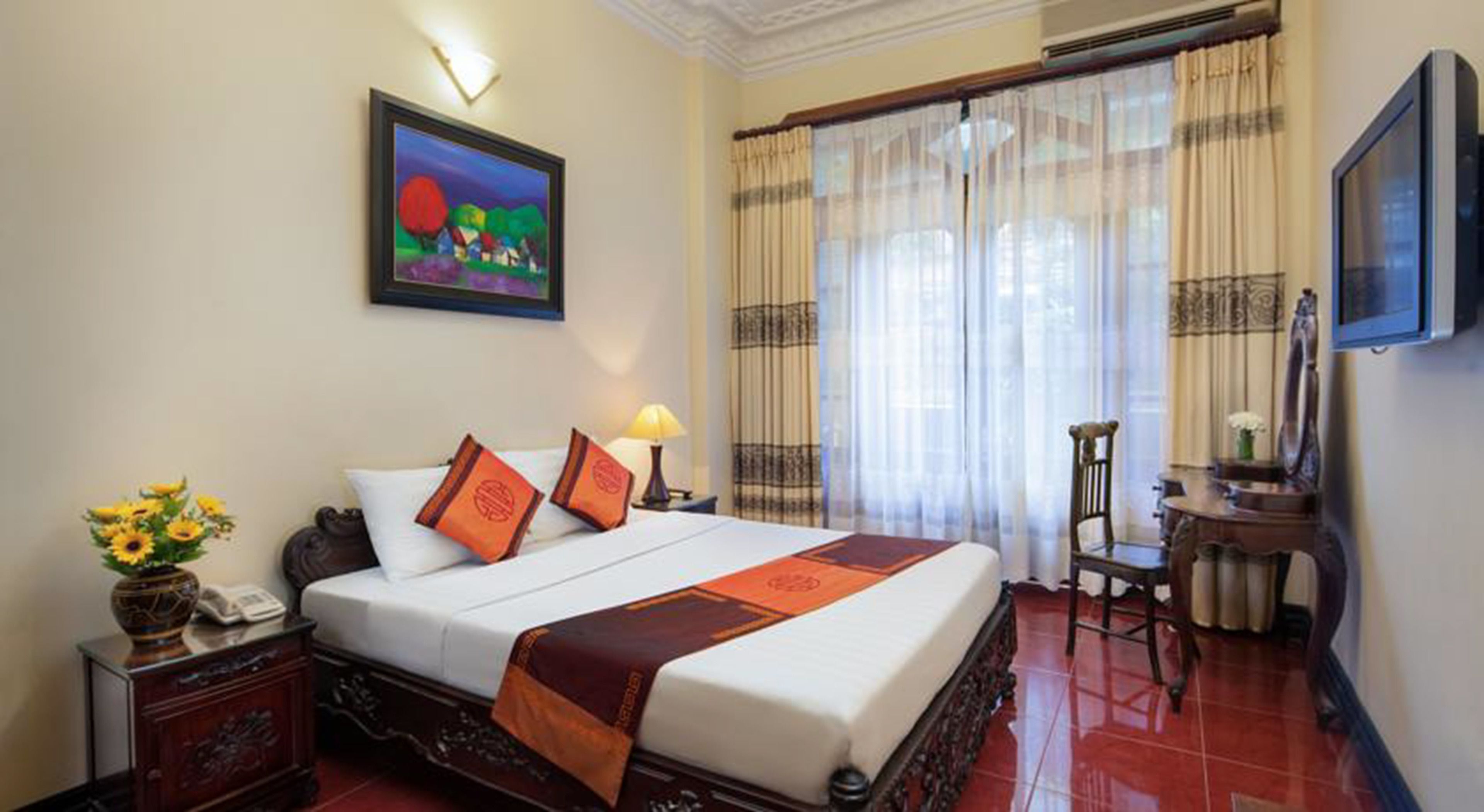 deluxe double room | minibar, in-room safe, desk, laptop workspace