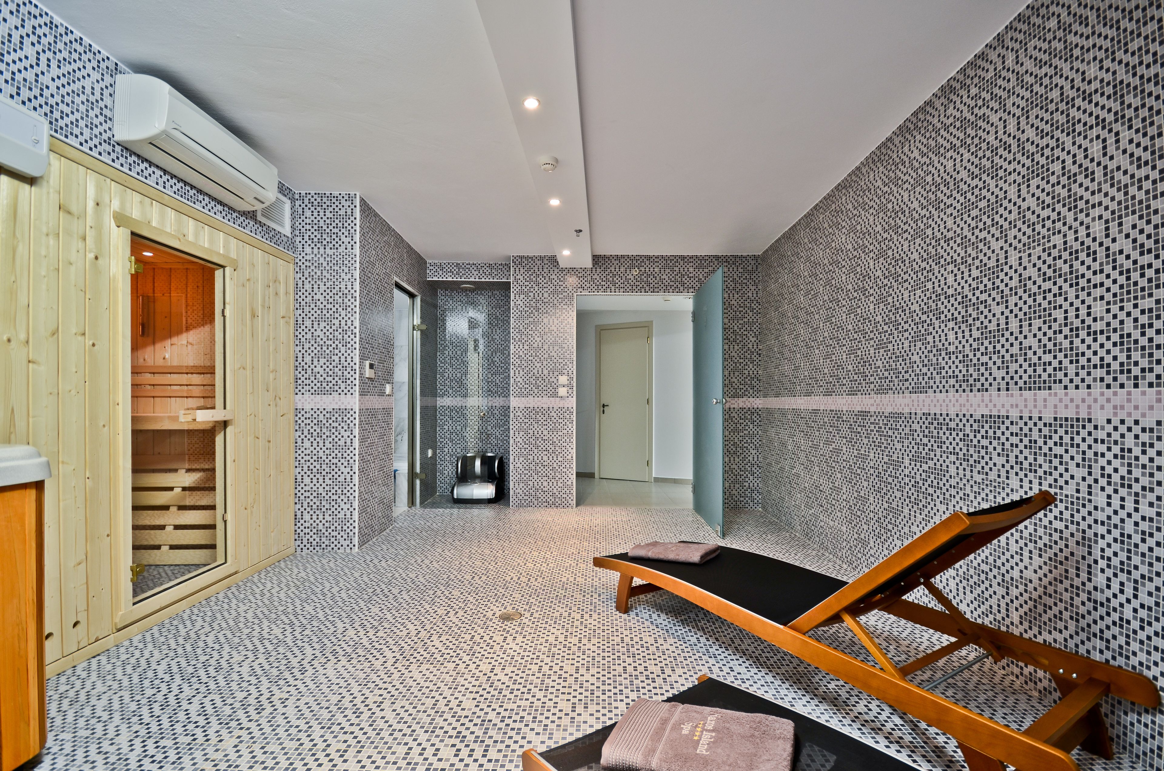 couples treatment room(s), sauna, hot tub, steam room, body treatments