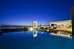 Seasonal outdoor pool, pool umbrellas, sun loungers - Naxos Island Hotel (Naxos)