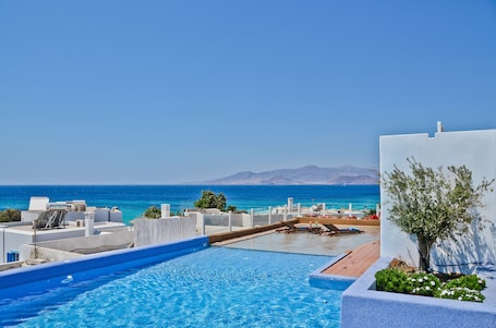 Una piscina al aire libre de temporada, sombrillas