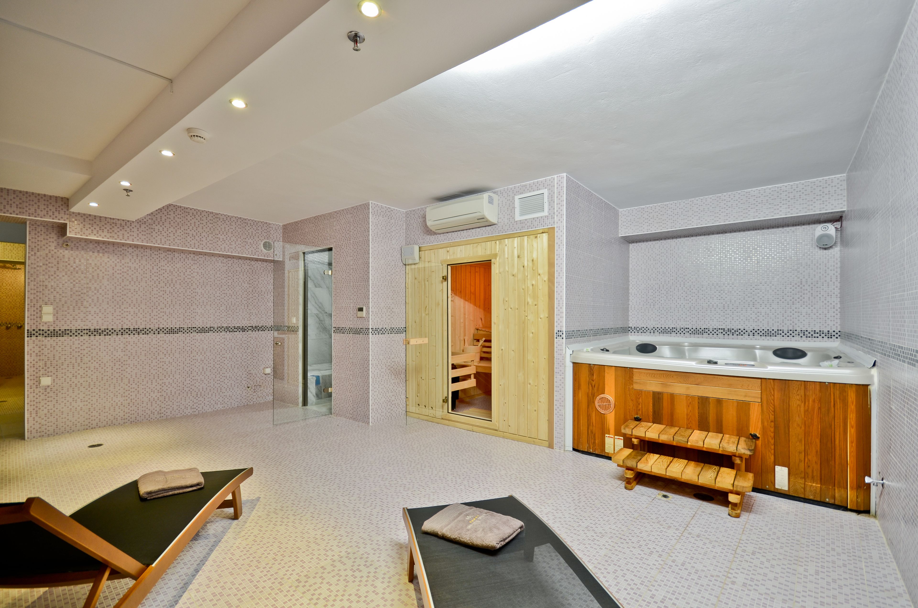 couples treatment room(s), sauna, hot tub, steam room, body treatments