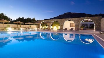 Piscine extérieure, parasols de plage, chaises longues