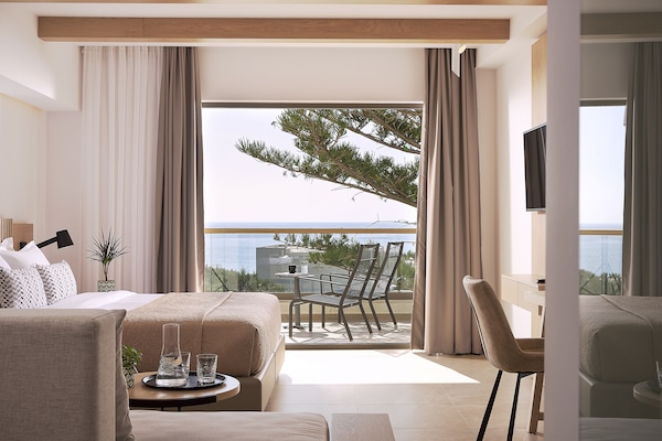 Suite junior, vistas al mar | Ropa de cama de alta calidad y edredones de plumas