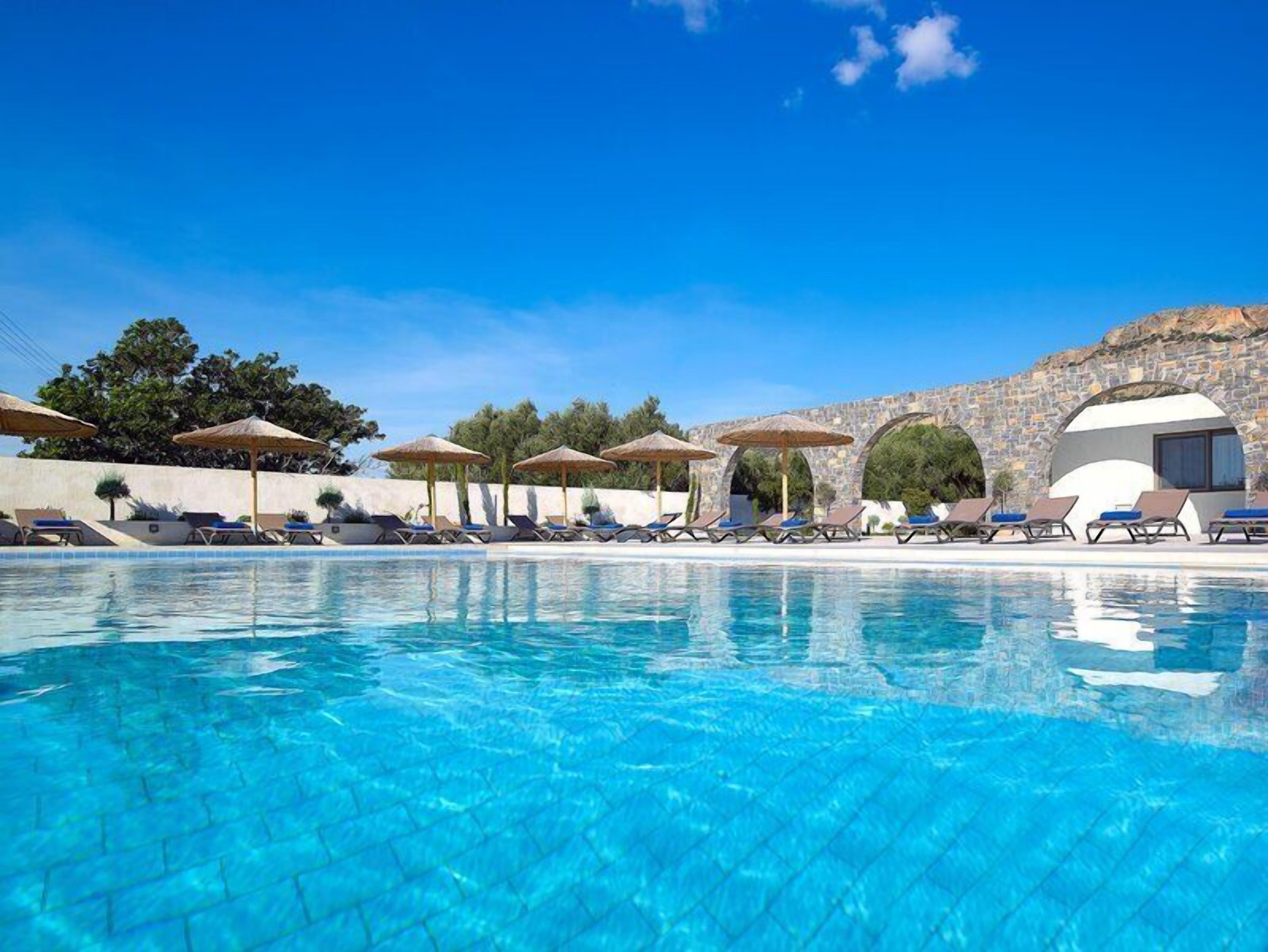 Piscine extérieure, parasols de plage, chaises longues