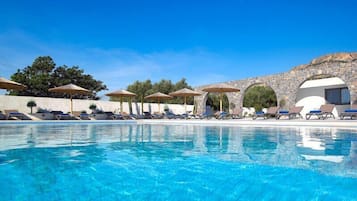 Piscine extérieure, parasols de plage, chaises longues