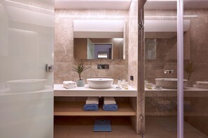 Suite junior, vista al mar | Baño | Secadora de cabello, toallas, jabón, shampoo 