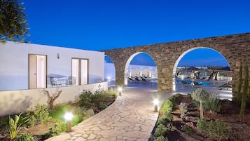 Petit déjeuner et dßner servis sur place, spécialités Cuisine grecque