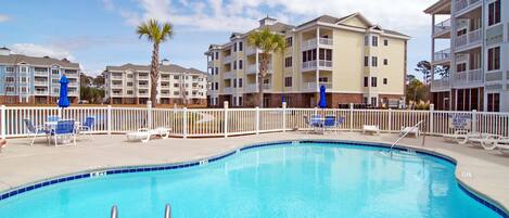 5 outdoor pools, pool umbrellas, pool loungers