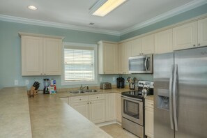 Condo, 3 quartos | Cozinha privada | Geladeira grande, micro-ondas, fogão, cooktop