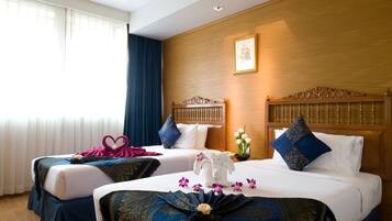 Deluxe Room (1 Double or 2 Single beds) | Bar mini, peti besi dalam bilik, meja, Wi-fi percuma