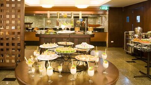 2 restaurants; breakfast, lunch, dinner, and brunch served - Bangkok Centre (Bangkok)