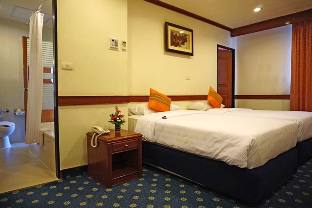 Family Quadruple Room (1 Double or 2 Single beds) | 1 camera, minibar, una cassaforte in camera, una scrivania