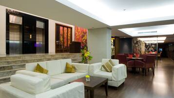 2 restaurants, breakfast, lunch, dinner served; international cuisine