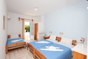 三人房 | 办公桌、遮光窗帘、熨斗/熨板、免费婴儿床